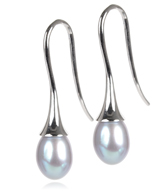 Øreringe i Sterling sølv med smuk lys grå-blå ferskvandskulturperle.
